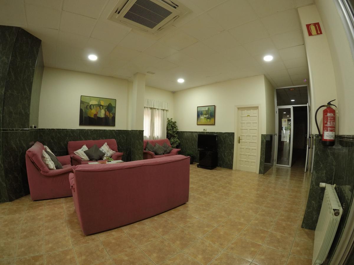 Hostal La Casa De Enfrente Malaga Bagian luar foto
