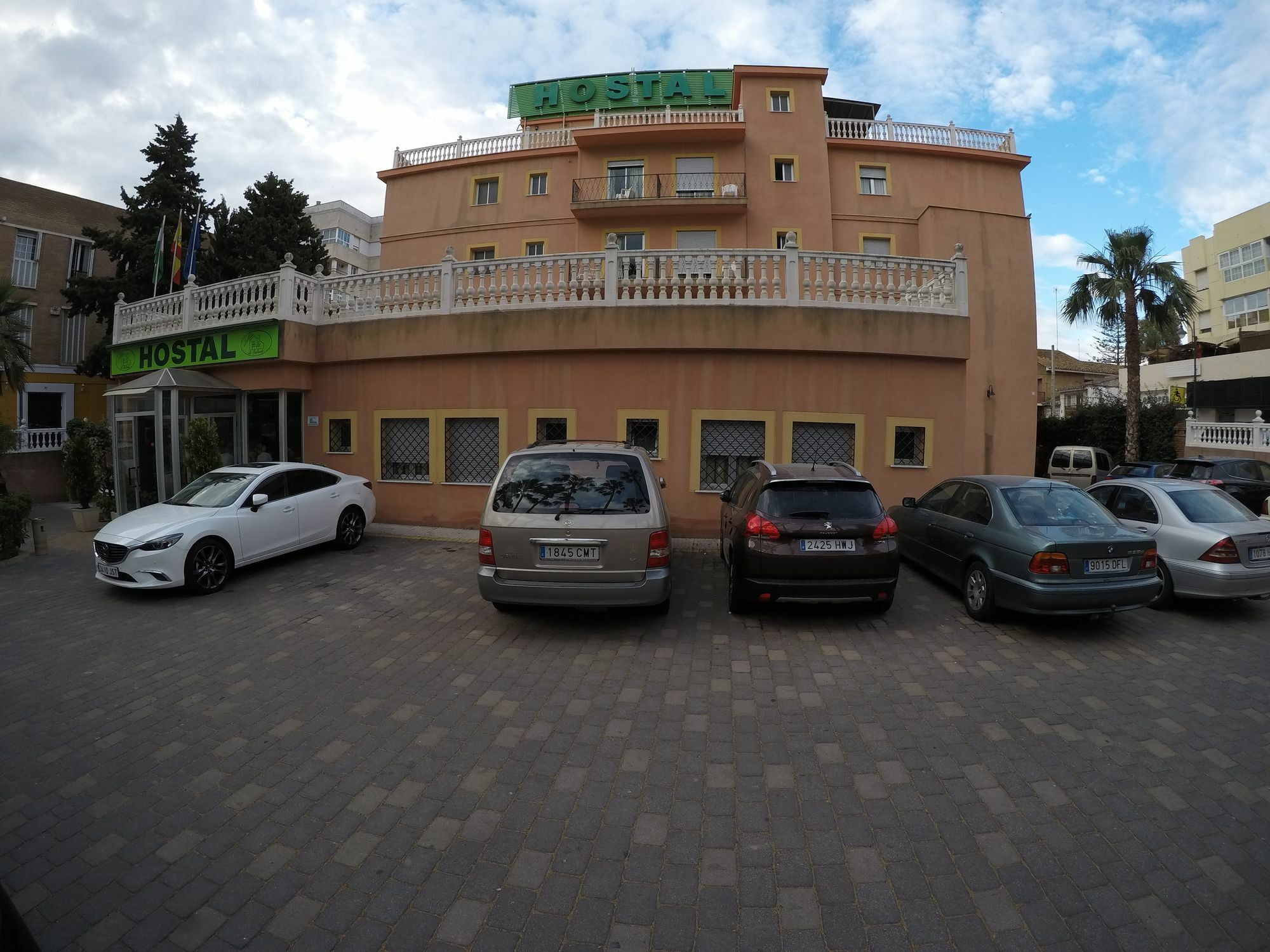 Hostal La Casa De Enfrente Malaga Bagian luar foto