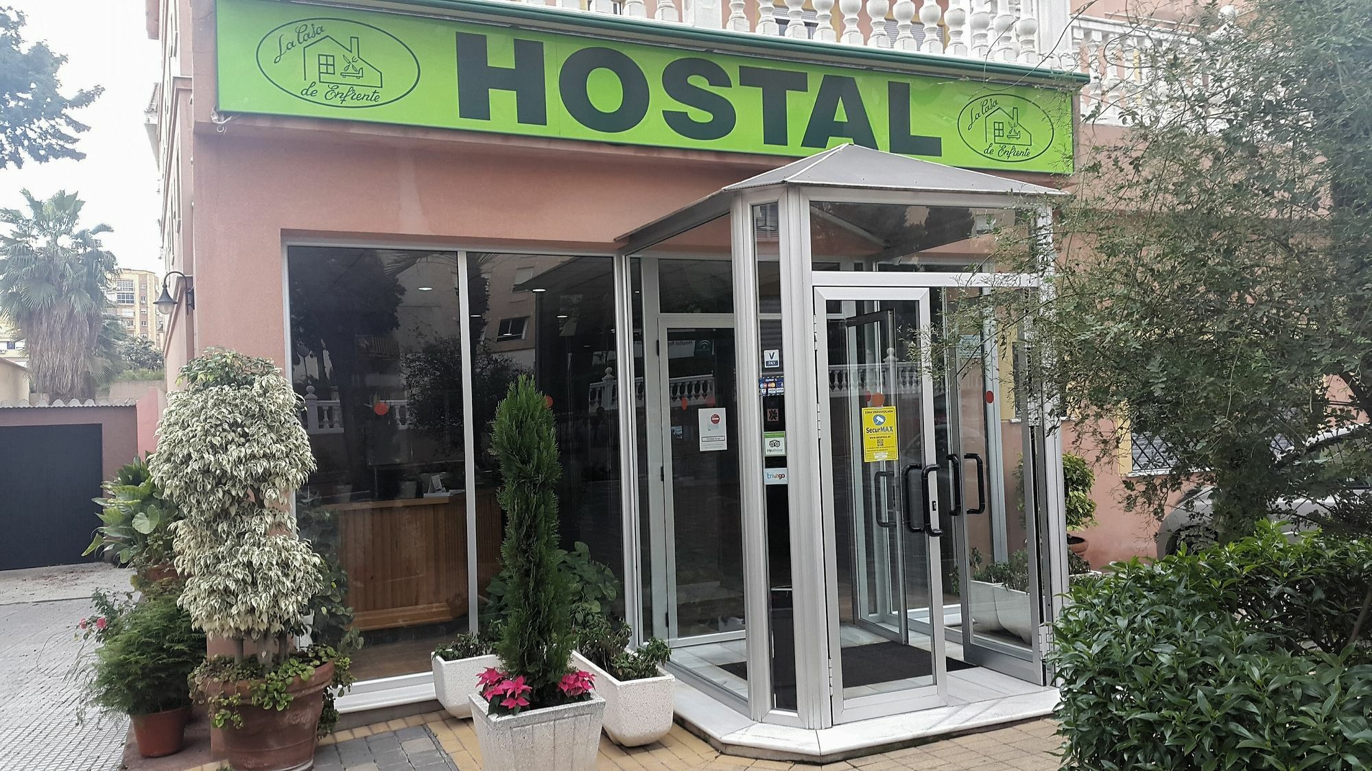 Hostal La Casa De Enfrente Malaga Bagian luar foto