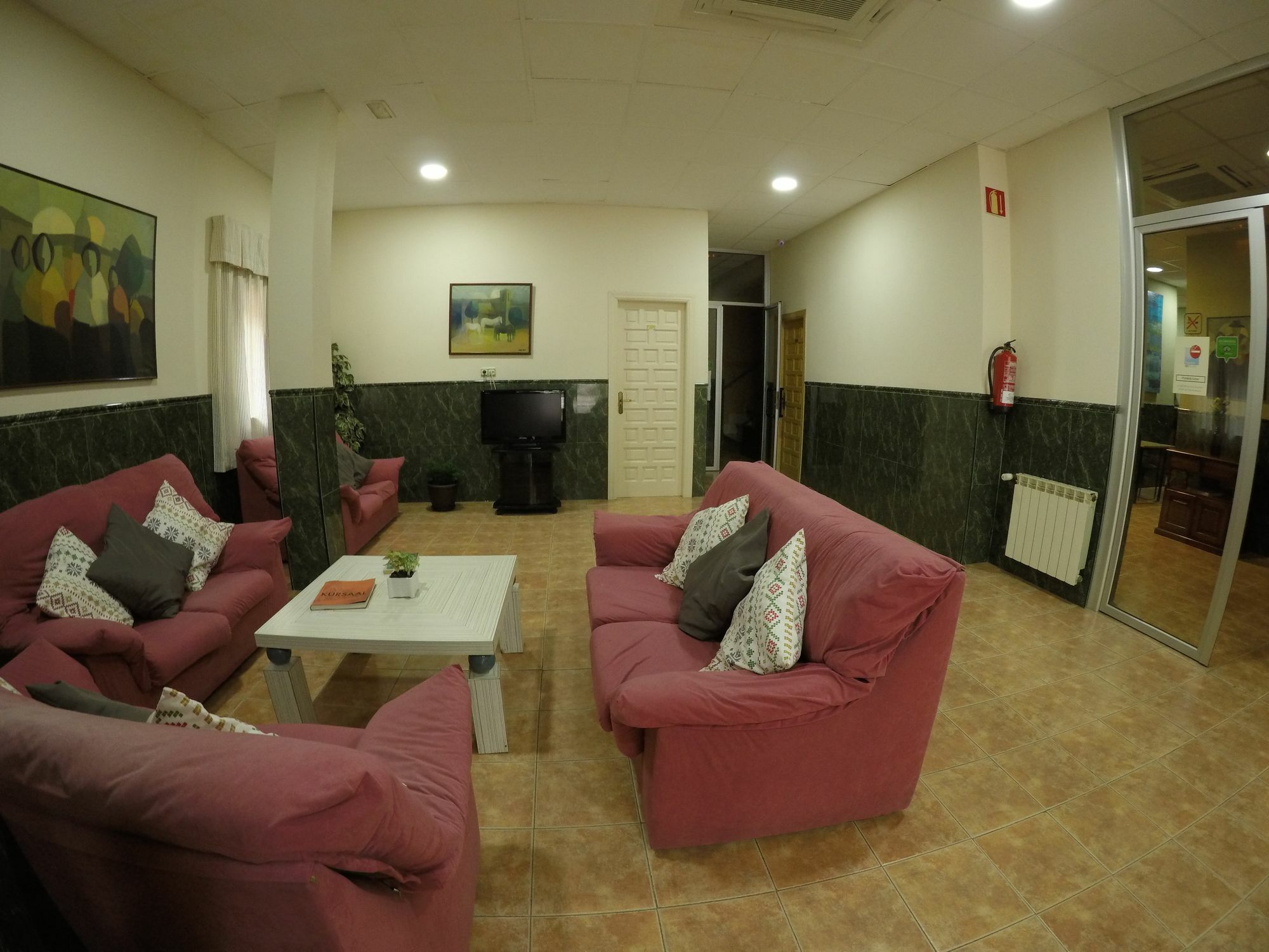 Hostal La Casa De Enfrente Malaga Bagian luar foto